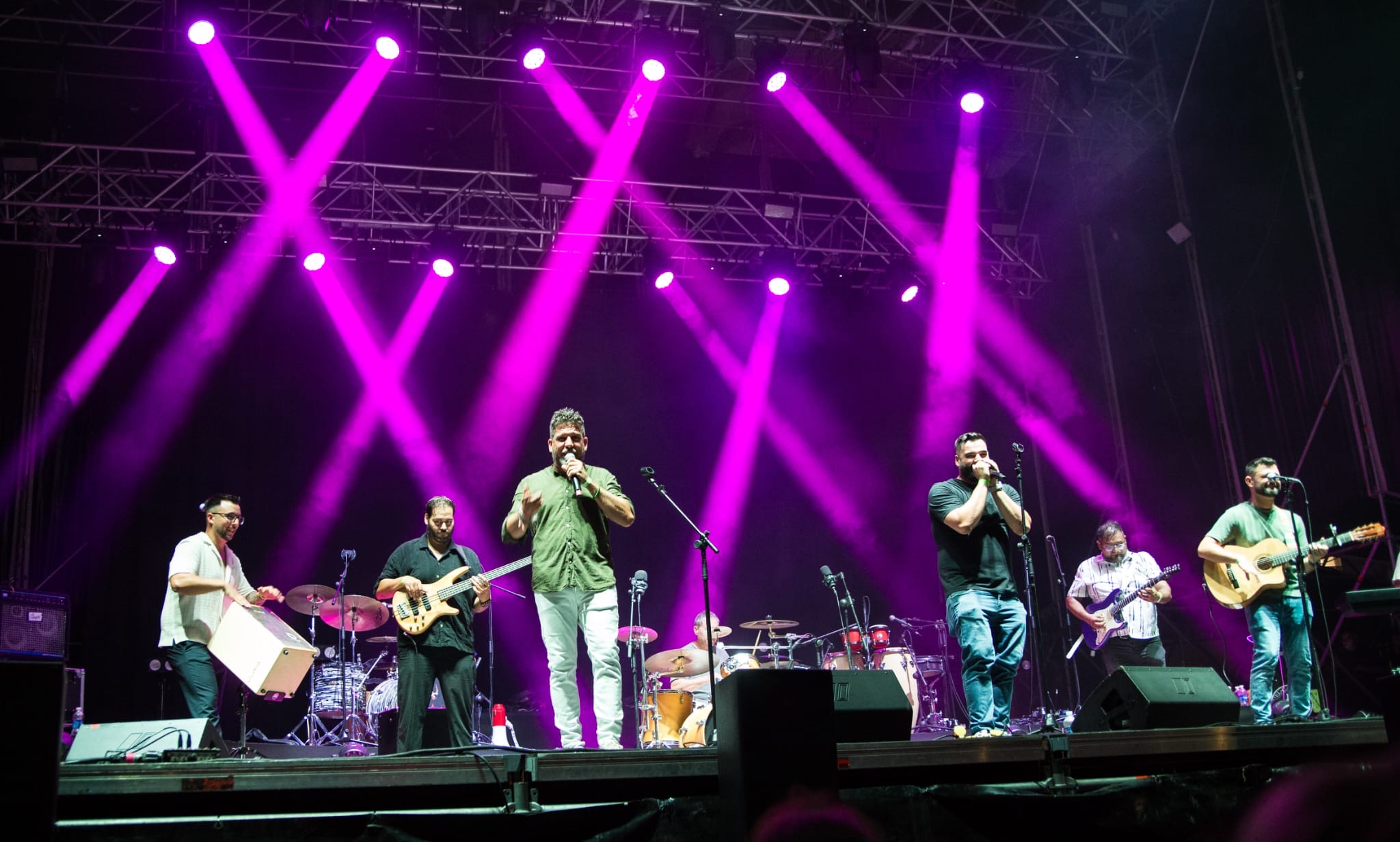 Va de Rumba sobre el escenario bajo luces violetas