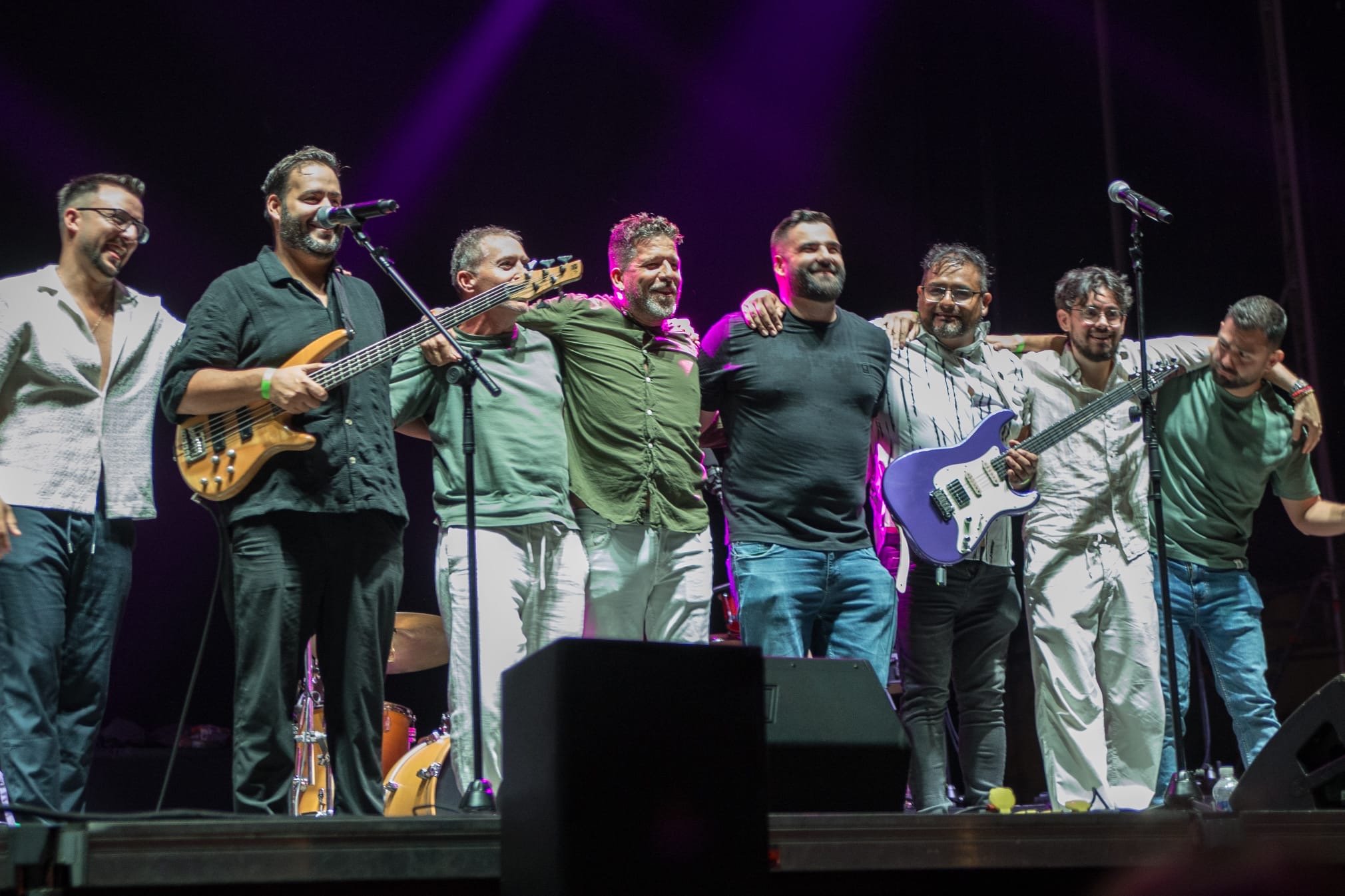 Músicos reunidos al terminar el concierto