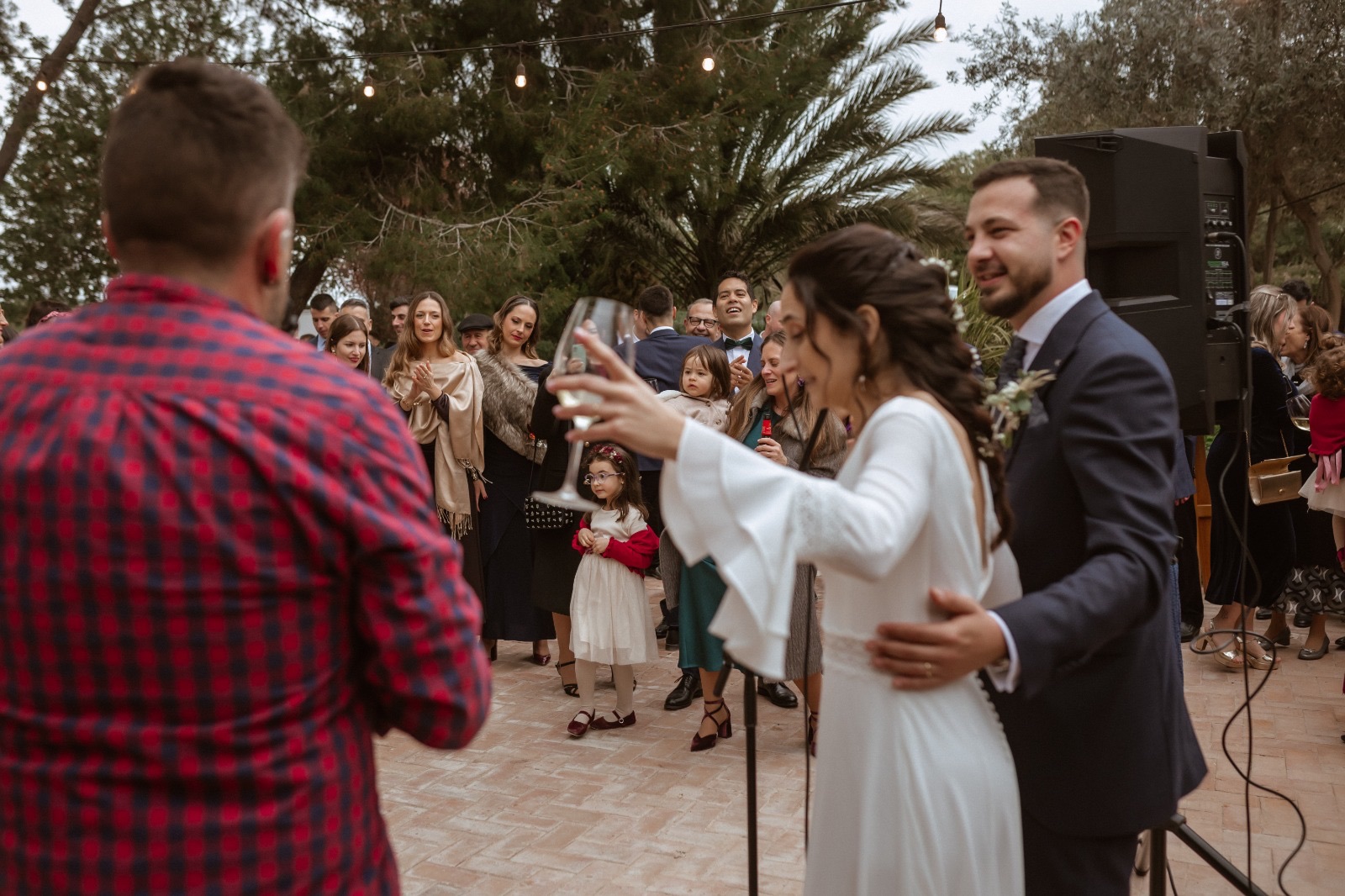 Una pareja baila junto al grupo durante una boda