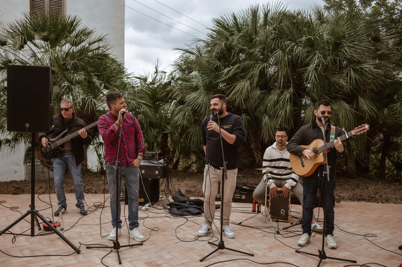 Va de Rumba actuando al aire libre