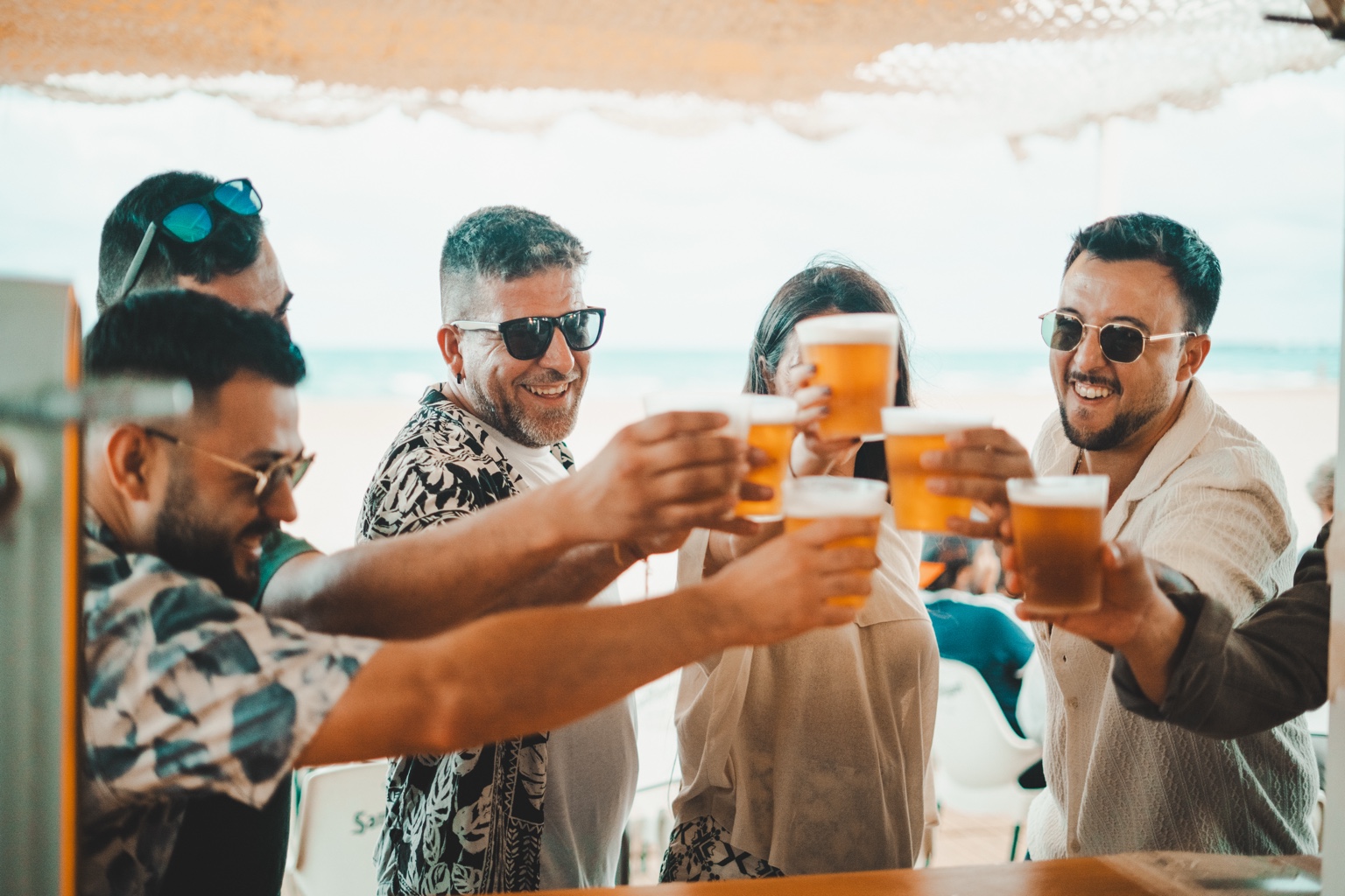 Los miembros del grupo brindando juntos