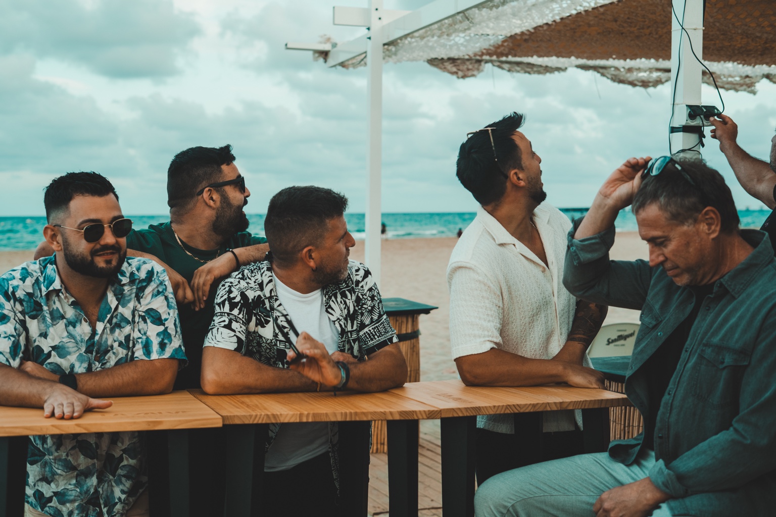 Los miembros de Va de Rumba reunidos frente al mar