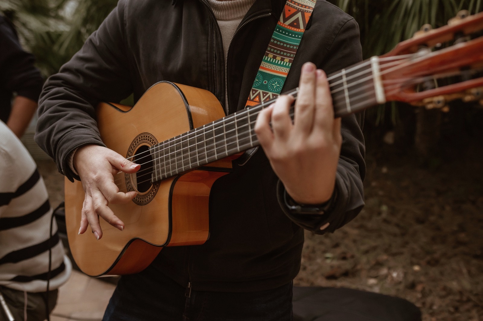 Detalle de la guitarra durante una actuación