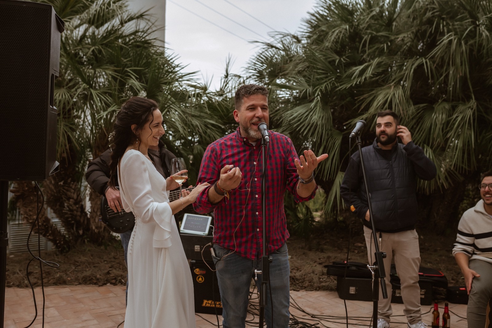 Cantantes de Va de Rumba compartiendo un momento durante una actuación