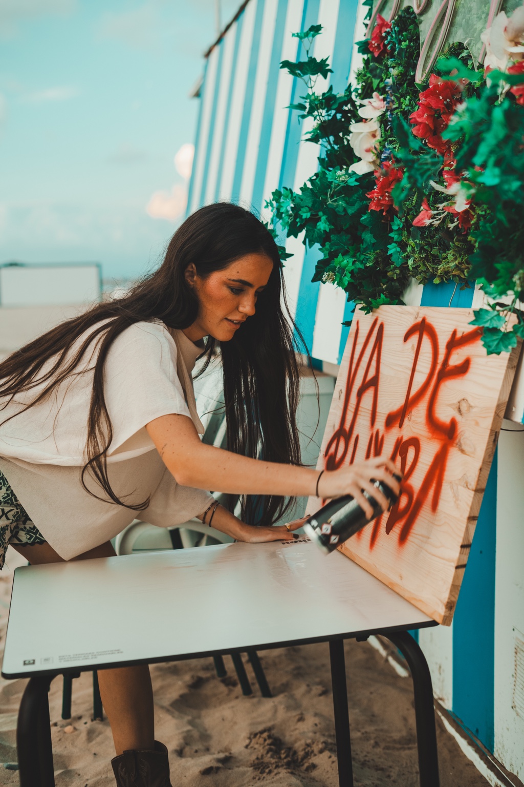 Pintando a mano el cartel de Va de Rumba