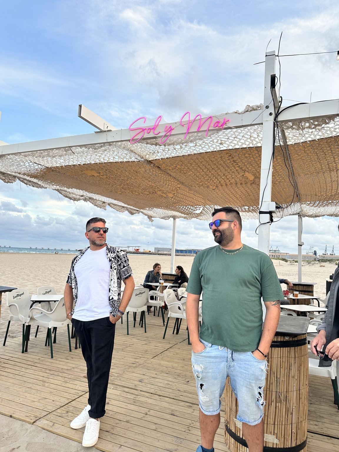 Dos miembros de Va de Rumba junto a la playa