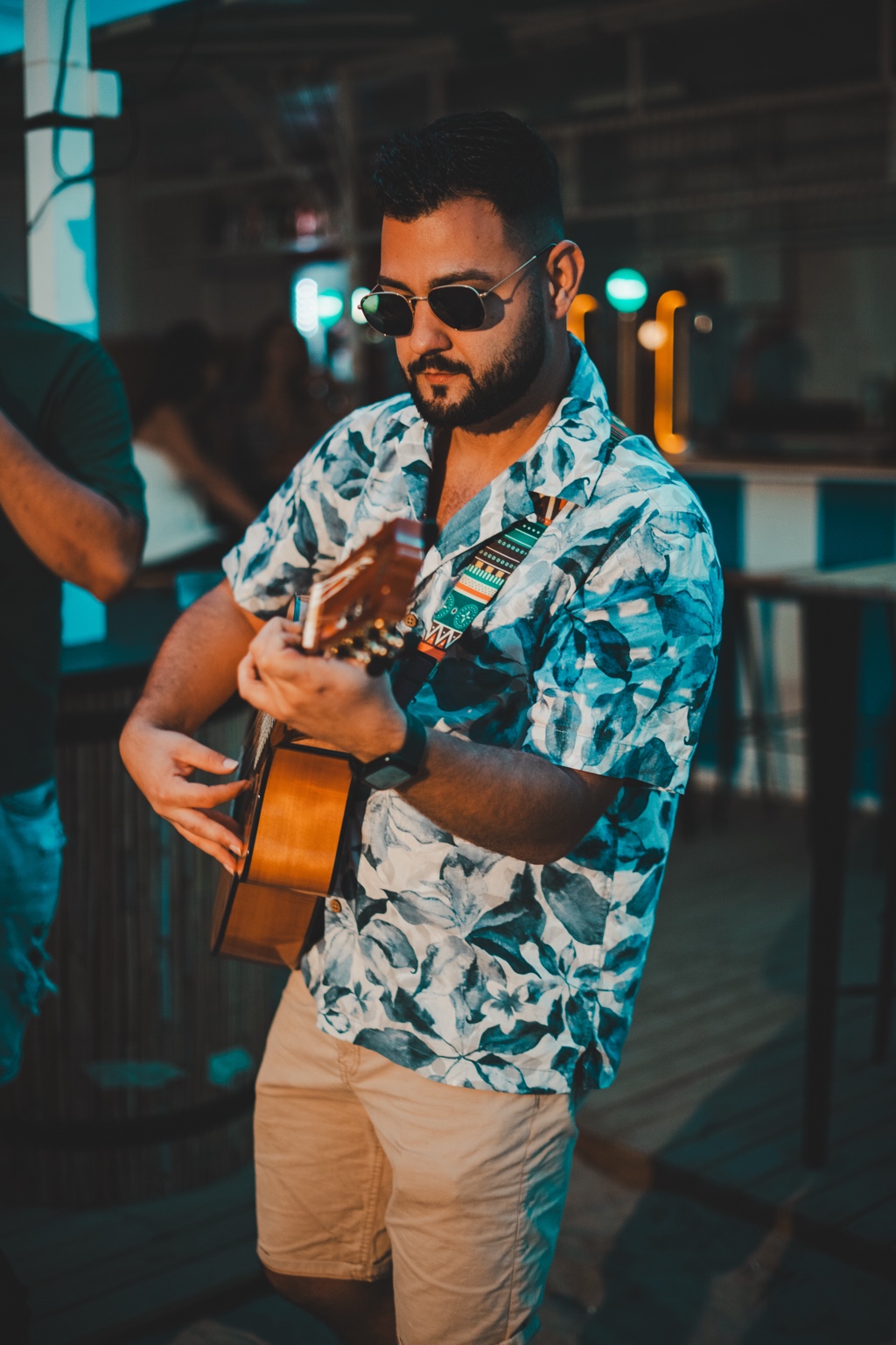 Toni, voz y guitarra